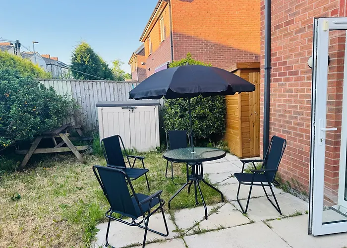 Large 3 Bed Home - Coop Live -Free Parking